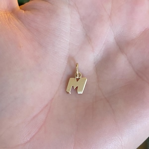 Charm initiale « M » en or jaune massif 14 carats vintage