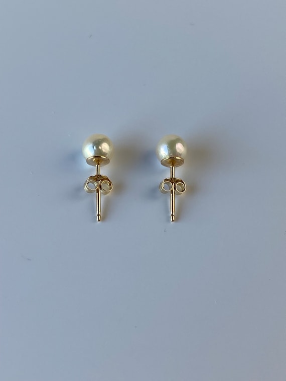 Vintage Solid 14k Yellow Gold Pearl Stud Earrings… - image 5