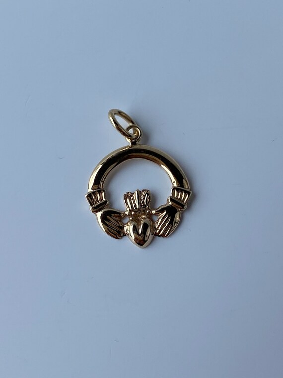 Vintage Solid 9k Yellow Gold Claddagh Charm - Fin… - image 3