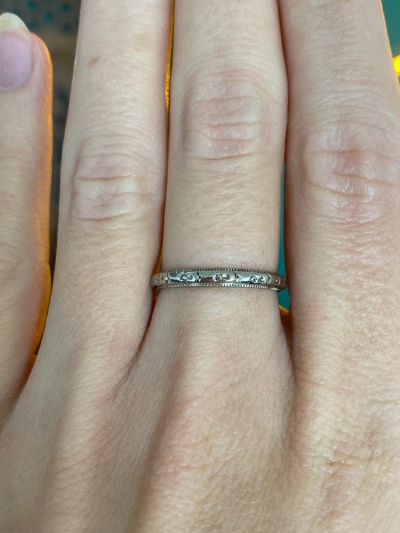 Vintage Solid 18k White Gold Designed Ring Band -… - image 1