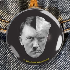 Op de afbeelding: Een zwart-witte knop met een gesplitste afbeelding van Adolf Hitler en Donald Trump. De tekst "2024 ACMEPROPAGANDAWORX" is onderaan in geel gedrukt.