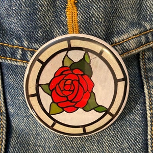 DSA - Demokratiska socialister i Amerikas rosfärgade glasfönster - knapp i diameter 2 1/4"