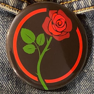 DSA - Demokratiska socialister i Amerika - 2 1/4" röd ros kampanjknapp med nål