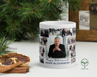 Puede incluir: Taza de cerámica blanca con un collage de fotos que incluyen a un hombre con traje y corbata. La taza tiene el texto "Happy Retirement ADAM BLOOMBERG" impreso en la parte inferior.