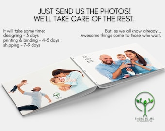 Puede incluir: Un álbum de fotos blanco con un logotipo de árbol verde en la portada. El álbum está abierto para revelar fotos de una familia con un niño pequeño. El texto en el álbum dice "Play Pause Repeat" y "There is Life Creations".