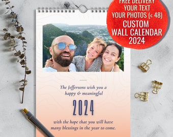 Puede incluir: Un calendario de pared personalizado para 2024 con una foto familiar en la parte superior. El calendario tiene una encuadernación en espiral e incluye el texto "FREE DELIVERY YOUR TEXT YOUR PHOTOS (< 48) CUSTOM WALL CALENDAR 2024". La parte inferior del calendario dice "The Jeffersons wish you a happy & meaningful 2024".