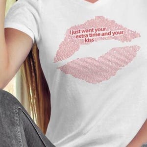 Maglietta con scollo a V di Prince, maglietta con testo di Kiss, maglietta con grafica Lips, maglietta &quot;Voglio il tuo tempo extra e il tuo bacio&quot;, maglietta per fan di Prince, maglietta con musica rock.