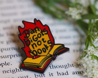 Ban bigots not books enamel pin/ library broch/ freedom/