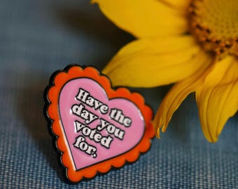 Consigue el pin esmaltado "El día por el que votaste" / humor político / sarcasmo.