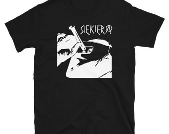 Puede incluir: Camiseta negra con un gráfico blanco. El gráfico representa a una persona con una máscara de soldar sosteniendo una herramienta, con la palabra "SIEKIERA" arriba. El diseño es una imagen audaz y de alto contraste.