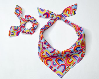 Bandana per cani arcobaleno // L'amore è amore // Arcobaleno, LGBTQ+, Pride // Targhetta dorata opzionale // Bandana per cani da annodare // Sciarpa per cani