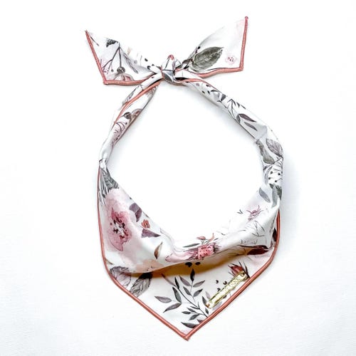 Pañuelo floral para perro // Personas, Ciruela, Neutro // Bufanda de algodón color ciruela amatista acuarela // Etiqueta opcional // Pañuelo para perro con lazo