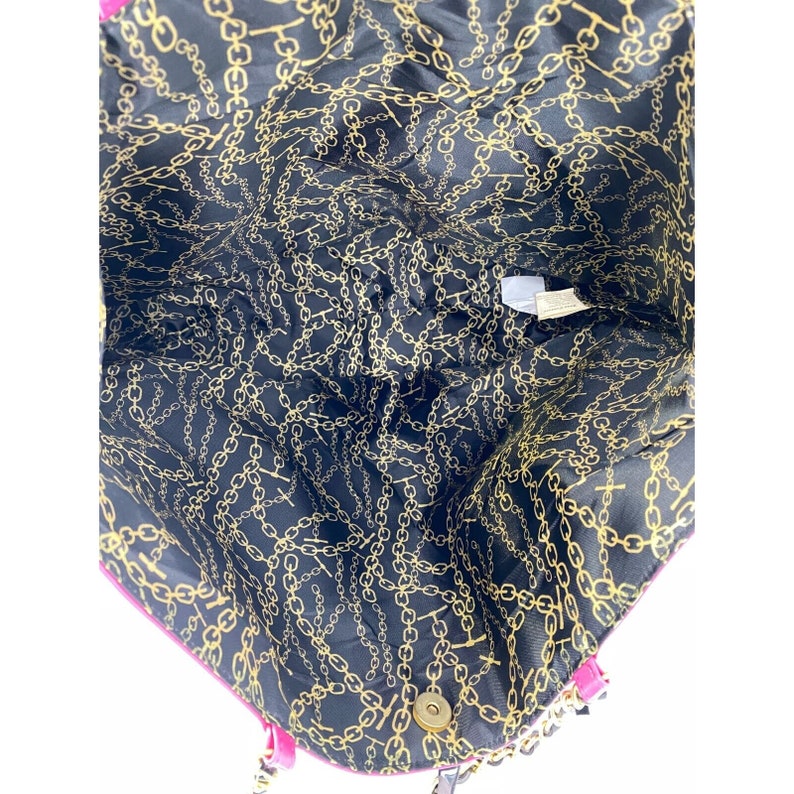 vintage Juicy Couture grand fourre-tout en similicuir verni rose vif et noir, grande chaîne avec anses, sac à main image 3