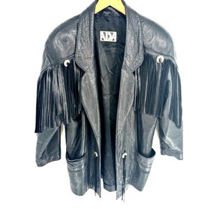 ADA vintage fabriqué au Canada en cuir noir doux et luxueux thèmes autochtones manteau veste blazer poches franges clous Sz M