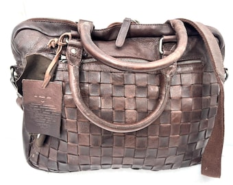 Bolso bandolera Valenca Holland de piel tejida color marrón coñac para documentos y portátil.