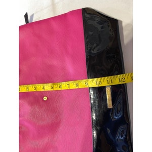 vintage Juicy Couture grand fourre-tout en similicuir verni rose vif et noir, grande chaîne avec anses, sac à main image 4