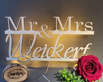 personalisierte Wandlampe Herzen Holzlampe mit Namen mit Familiennamen zur Hochzeit Mr. & Mrs.