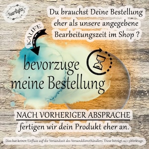 Op de afbeelding: Een afbeelding met een lichtblauwe en gele achtergrond met de tekst "Du brauchst Deine Bestellung eher als unsere angegebene Bearbeitungszeit im Shop?" en "bevorzuge meine Bestellung" met een zandlopericoon. De tekst "NACH VORHERIGER ABSPRACHE fertigen wir dein Produkt eher an." staat onder de afbeelding. De tekst "Dies hat keinen Einfluss auf die Versandzeit des Versanddiensthändlers. Diese beträgt ca.1-3Werktage." staat onderaan de afbeelding.