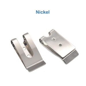 Puede incluir: Dos clips de cintur&oacute;n de metal plateado con acabado en n&iacute;quel. Los clips est&aacute;n dise&ntilde;ados para sujetarse a un cintur&oacute;n o a la cintura.