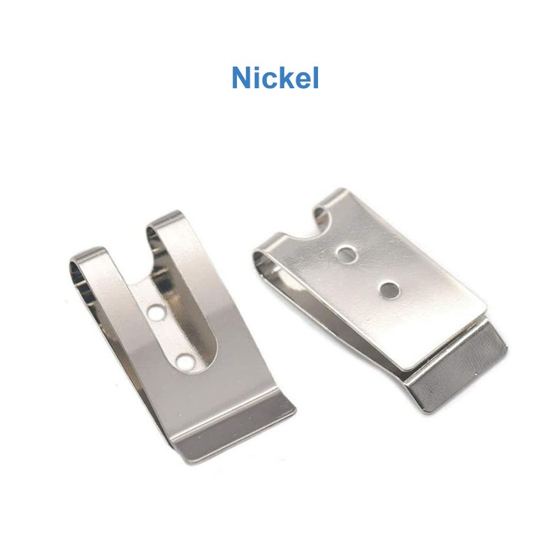 Puede incluir: Dos clips de cintur&oacute;n de metal plateado con acabado en n&iacute;quel. Los clips est&aacute;n dise&ntilde;ados para sujetarse a un cintur&oacute;n o a la cintura.