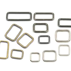 Puede incluir: Surtido de anillas en D de metal en varios tamaños y acabados, incluyendo plata, oro y negro.