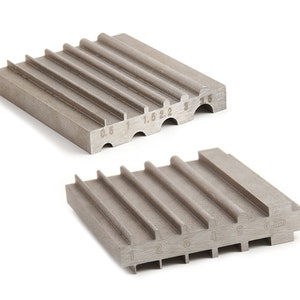 Könnte beinhalten: Zwei graue Metallblöcke mit gerillten Oberflächen und nummerierten Markierungen. Ein Block hat die Maße 0,5, 1, 1,5, 2,2, 3 und 3,5. Der andere Block ist mit 1, 2, 3, 4, 5 und 6 mm markiert.