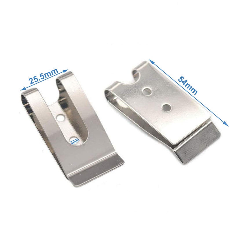 Puede incluir: Dos clips de metal plateado, uno mide 25,5 mm por 4 mm y el otro 54 mm. Los clips tienen dos agujeros cada uno.