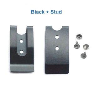 Puede incluir: Dos bucles de cintur&oacute;n de metal negro con dos agujeros cada uno, y tres remaches de metal plateado.