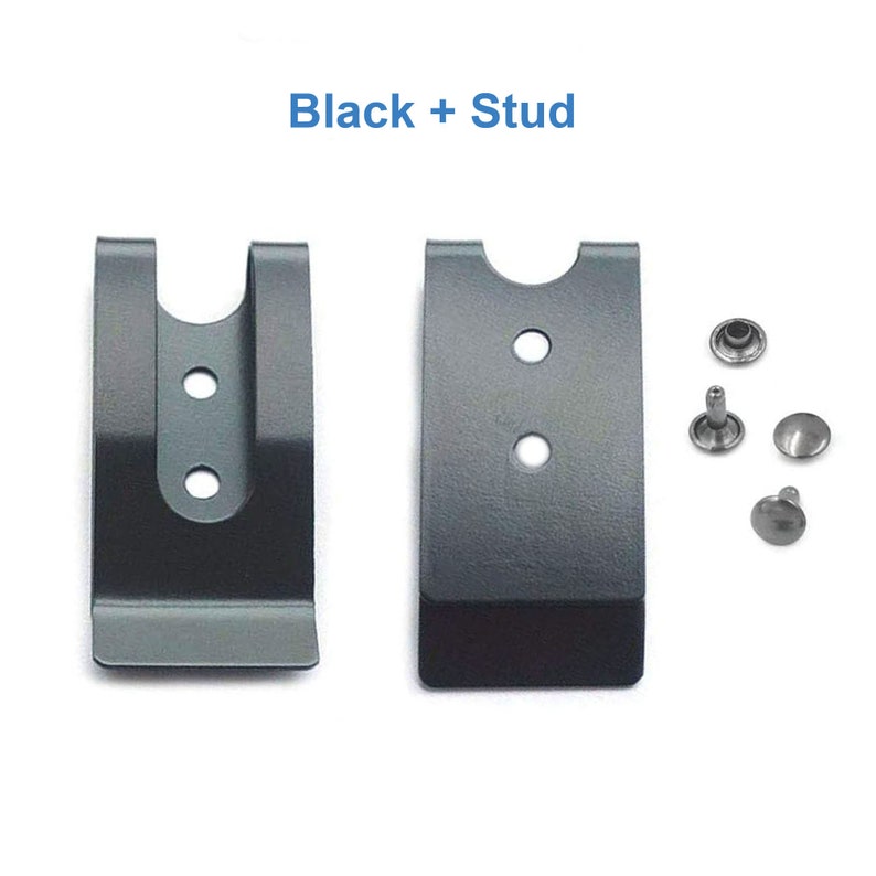 Puede incluir: Dos bucles de cintur&oacute;n de metal negro con dos agujeros cada uno, y tres remaches de metal plateado.