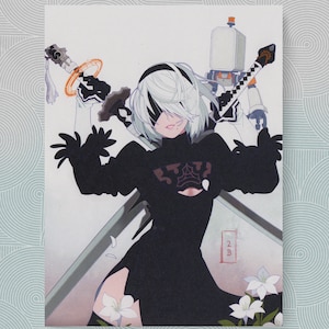 Peut inclure: Une illustration en noir et blanc d'un personnage féminin aux cheveux blancs et une tenue noire. Le personnage tient une épée et un robot est en arrière-plan. Le texte "2B" est dans le coin inférieur droit de l'image.