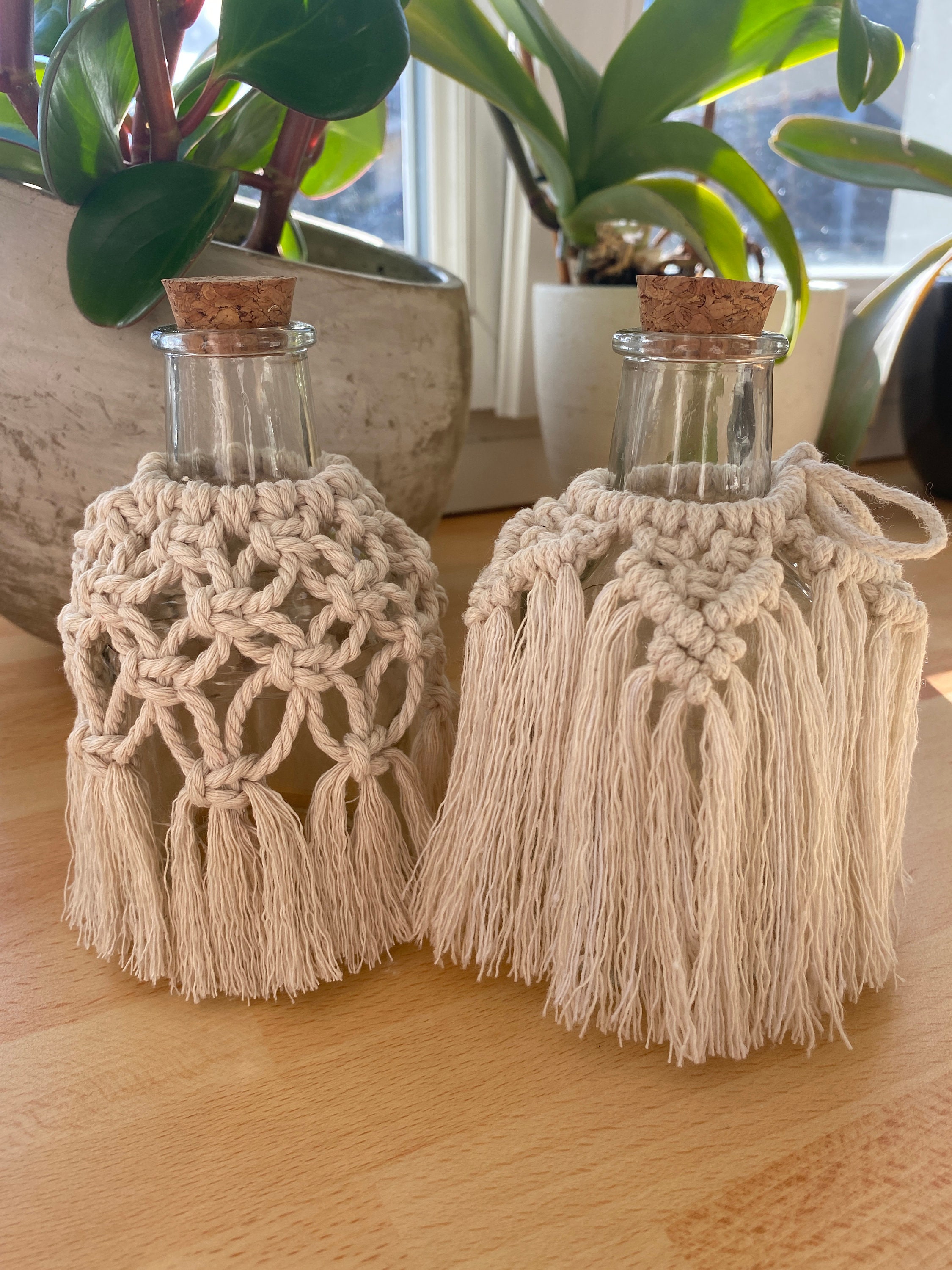 Bouteille avec Son Ornement en Macramé