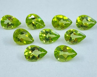 Piedras preciosas sueltas de peridoto facetado en forma de pera en una gama de tamaños desde 4 x 2 mm hasta 7 x 5 mm para la fabricación de joyas.