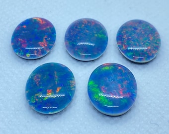 Cabujones de ópalo triplete ovalados en una variedad de tamaños, desde 6 x 4 mm hasta 18 x 13 mm, para la fabricación de joyas.