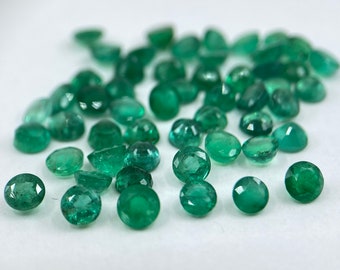 Piedras preciosas sueltas facetadas de forma redonda de esmeralda en tamaños variados, desde 1,5 mm hasta 6 mm para la fabricación de joyas