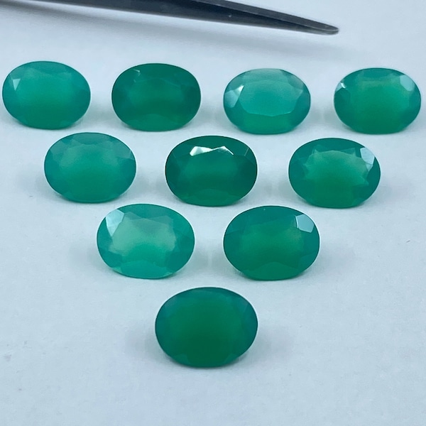 Piedras preciosas facetadas de forma ovalada de ágata verde en tamaños variados, desde 4x3 mm hasta 18x13 mm para la fabricación de joyas