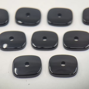 Piedras preciosas planas de forma antigua de ónix negro con orificio de 2 mm en 12x10 mm y 14x12 mm para la fabricación de joyas