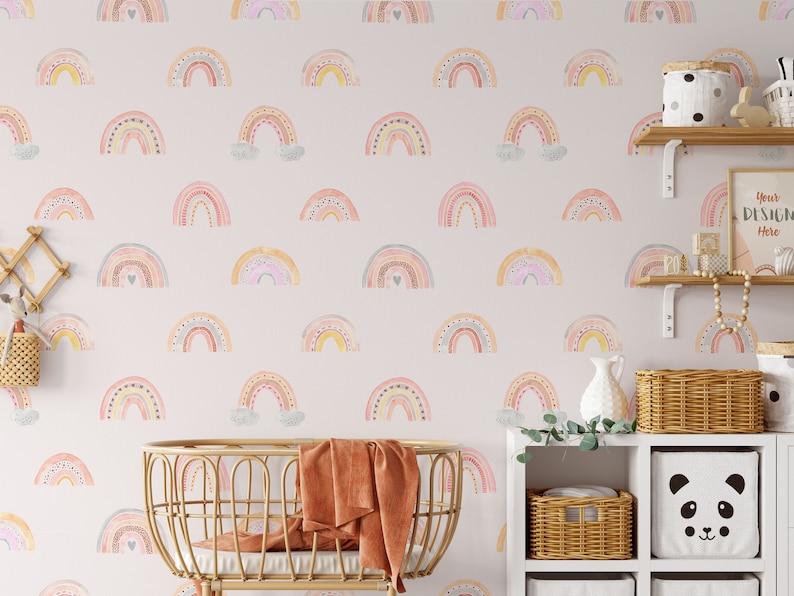 Puede incluir: Una habitaci&oacute;n de beb&eacute; con un papel tapiz rosa y blanco con un patr&oacute;n repetitivo de arco&iacute;ris coloridos. La habitaci&oacute;n tiene una cuna de mimbre, una estanter&iacute;a con cestas y una caja de almacenamiento con forma de panda, y una peque&ntilde;a planta.