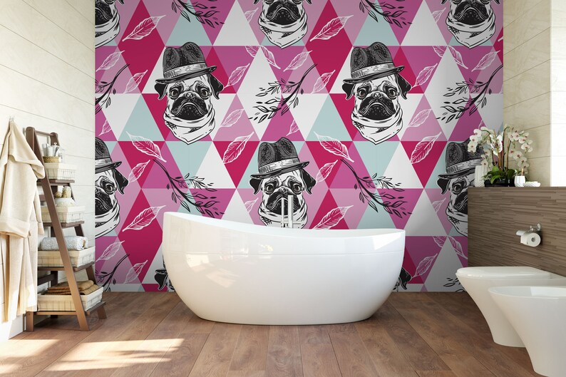 Puede incluir: Un ba&ntilde;o con un papel tapiz de patr&oacute;n geom&eacute;trico rosa, azul y blanco con un pug que lleva un sombrero. El papel tapiz est&aacute; en la pared detr&aacute;s de una ba&ntilde;era blanca.
