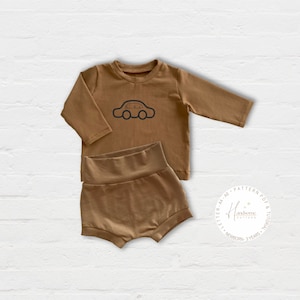Newborn set short sleeve t-shirt and bummies.