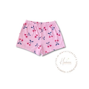 Könnte beinhalten: Rosa Shorts mit Kirschendruck. Die Shorts haben einen elastischen Bund und eine lockere Passform. Der Text auf dem Bild lautet "A4-A0 PATTERN PDF & TUTORIAL * 12 MONTHS - 11 YEARS *"