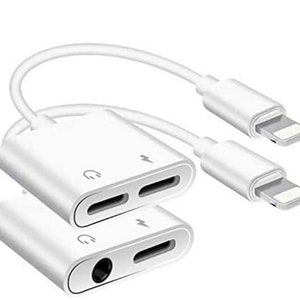 Peut inclure: Deux adaptateurs blancs Lightning vers prise casque avec un câble blanc les reliant. Les adaptateurs ont un port Lightning d'un côté et une prise casque de l'autre.
