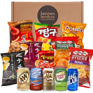 Könnte beinhalten: Ein Karton gefüllt mit einer Auswahl an internationalen Snacks, darunter Kartoffelchips, Garnelencracker, Jalapeño-Poppers, Mozzarella-Sticks und andere Snacks. Der Karton enthält außerdem vier Dosen Limonade: A&W Cream Soda, Hawaiian Punch Fruit Red, Mug Root Beer und Canada Dry Ginger Ale. Der Karton ist mit "kennen lernbox" und "Lass dich überraschen!" beschriftet.