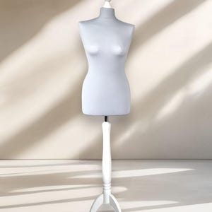 Mannequin vrouwelijk, Paspop, Naaipop vrouwelijk, standaard – wit hout, Paspop voor kledingpresentatie en -ontwerp