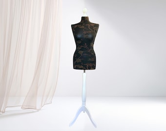 Maniquí de mujer, forma de vestido, maniquí de costura de mujer, funda – flores negro-marrón, soporte – madera blanca