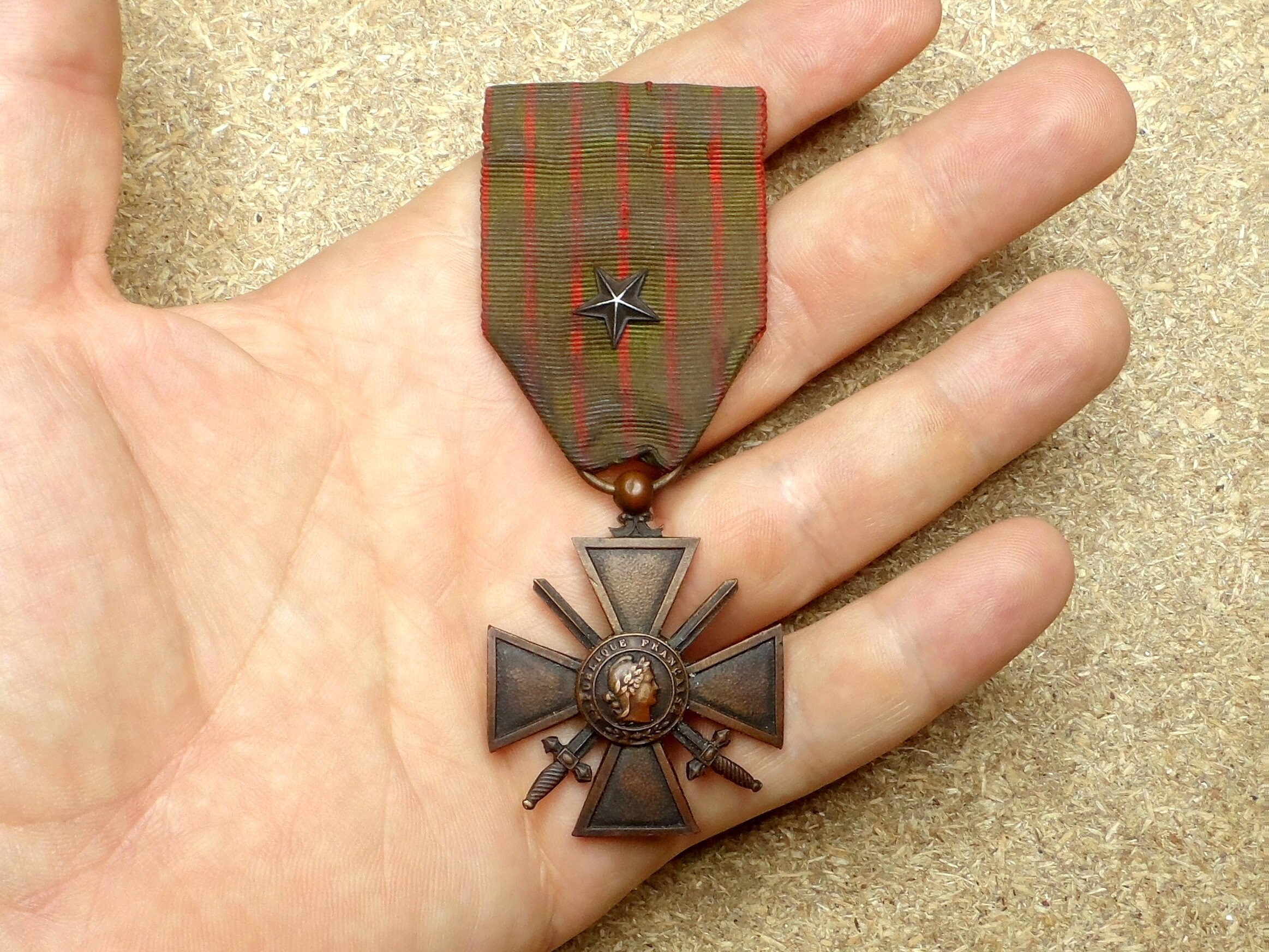Ｆフランス軍＊１９５３～６３年＊戦闘戦功メダル＊シュバリエ級（実物） WWI War Cross. Antique French Medal With Ribbon and Silver Star