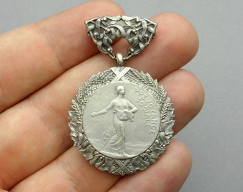 Mulher semeando. Camponesa. Medalha antiga grande. Pingente de Pierre Lenoir.
