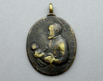 San Gaetano, Cajetanus. Crocifissione di Gesù. Medaglia religiosa antica del XVIII secolo. Ciondolo grande.
