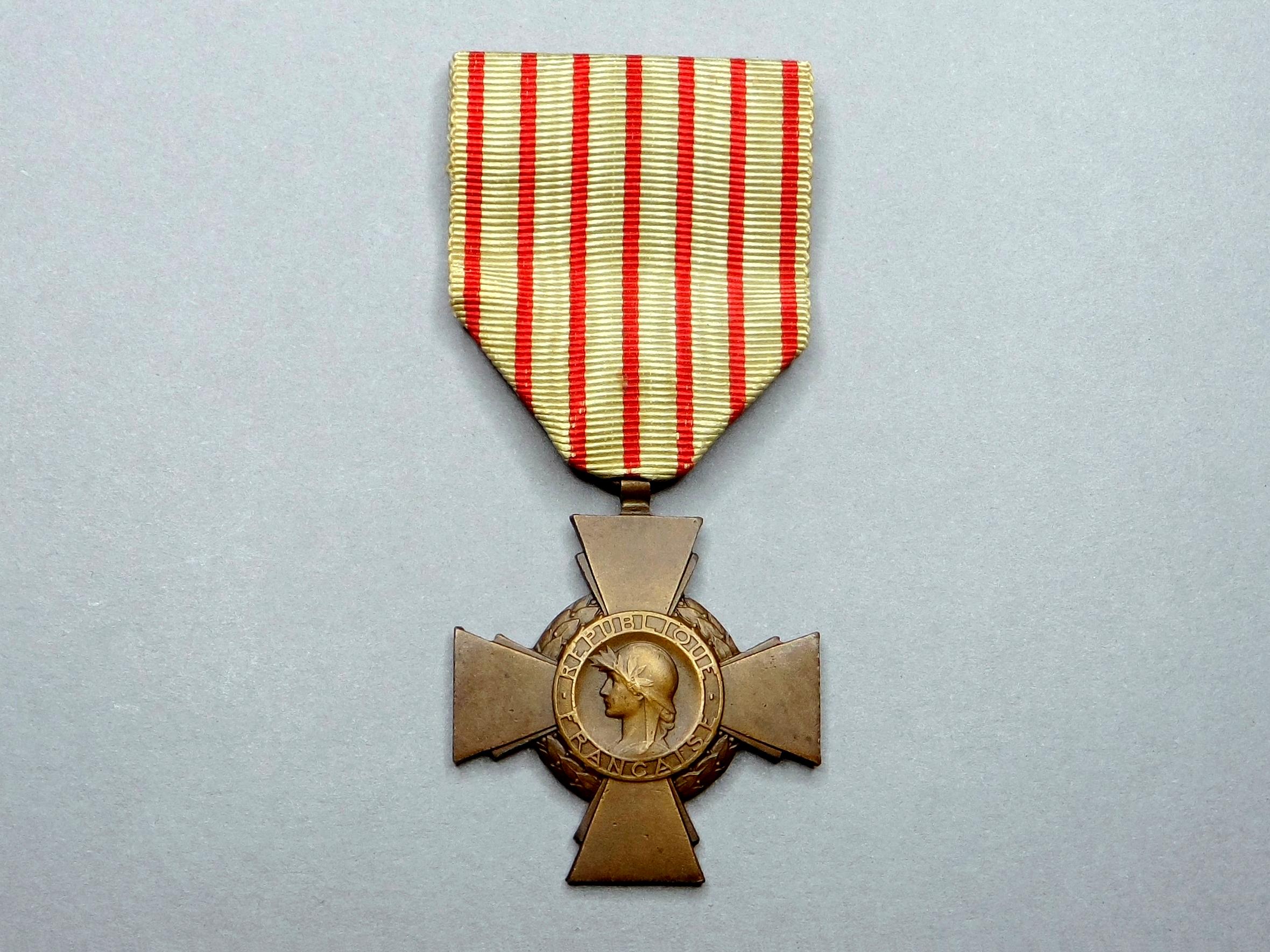 Médaille UNC Casque Adrian 27mm - Union Nationale Combattants - 14-18 - Originale