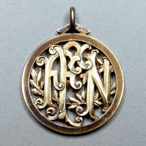 F F N. Colgante monograma de plata antigua. Medalla grande francesa.