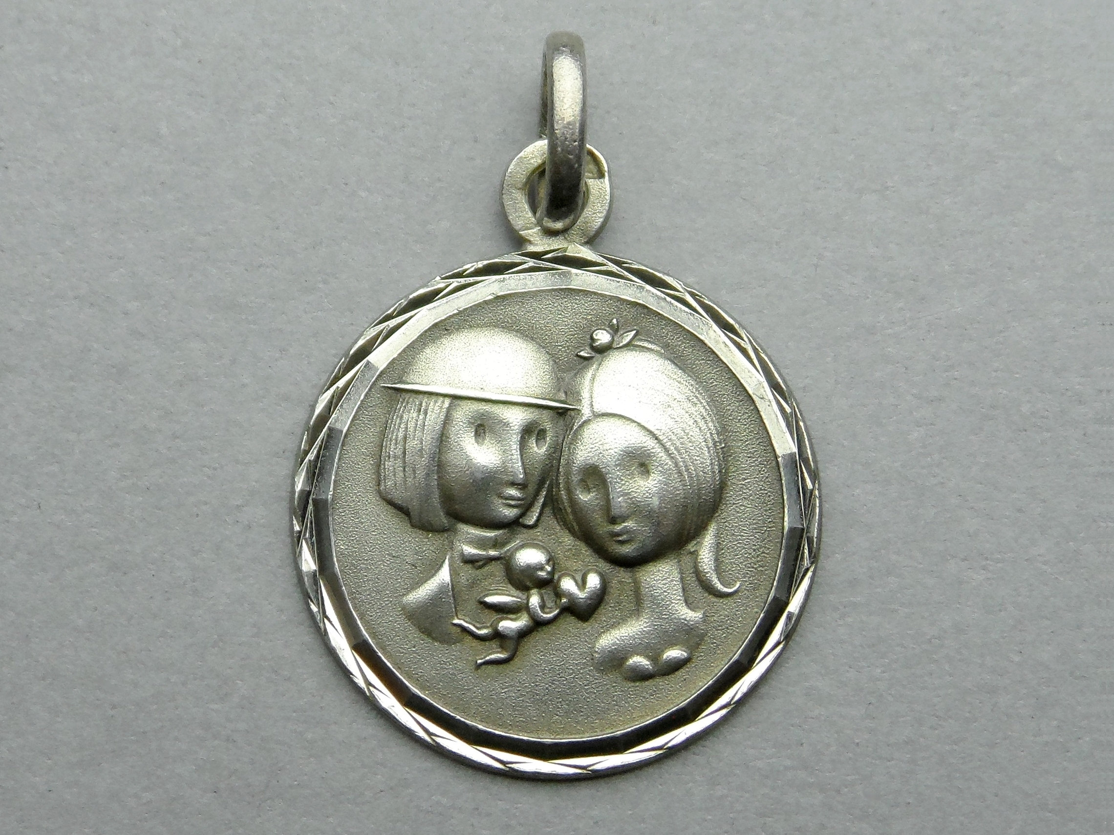 Die Liebenden, von Peynet. Antiker Anhänger. Silbermedaille.